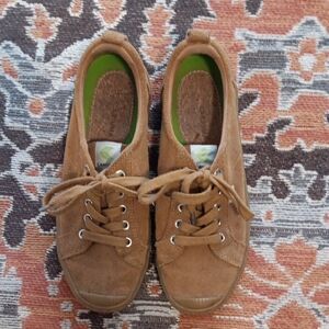 Cariuma Tan Suede Sneakers